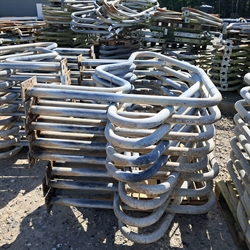 35 Stück gebr. 2" Liegeboxenbügel zum Verschrauben im Boden Länge: 1,92 m højde: 1,30 m S470